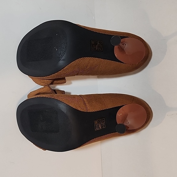 Jeffrey Campbell Cognac Puffy Bow Pumps Disney Minnie Mouse Size 7.5 NWOT - Picture 9 of 10